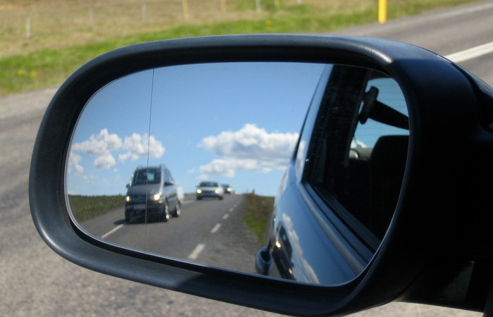 Для чего нужна вертикальная черточка на боковом зеркале автомобиля