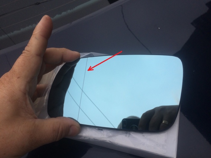 Для чего нужна вертикальная черточка на боковом зеркале автомобиля