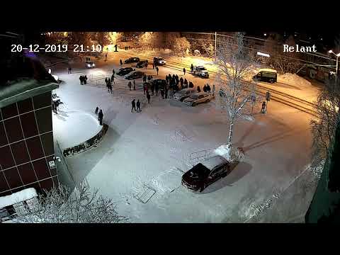 Толпа подростков против полиции