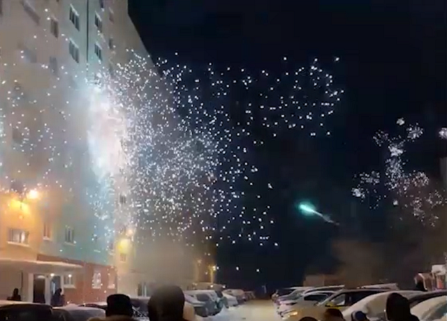 Как во дворах Уфы и Новосибирска салюты взрывали