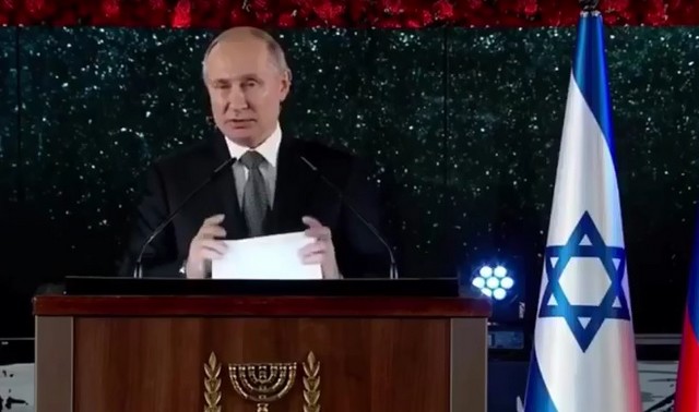 Владимир Путин не сдержал эмоций во время открытия монумента «Свеча памяти»