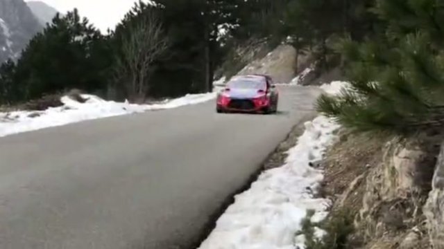 Гонщик на огромной скорости улетел с трассы