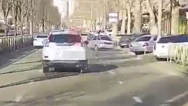 Игра в "шашки" на дороге чуть не погубила человека