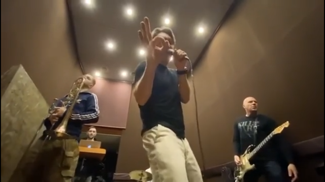 Сергей Шнуров спел песенку про выборы в своей привычной манере