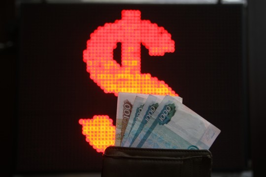 Рубль ускорил падение на фоне обращения Путина