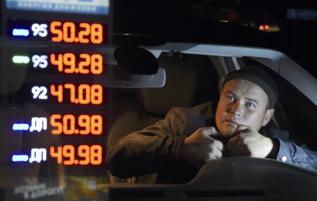 Минус 15 рублей. Снижать цены на бензин АЗС не могут, потому что потом их будет не поднять