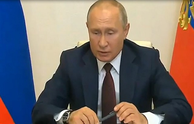 Владимир Путин бросил ручку на стол во время совещания