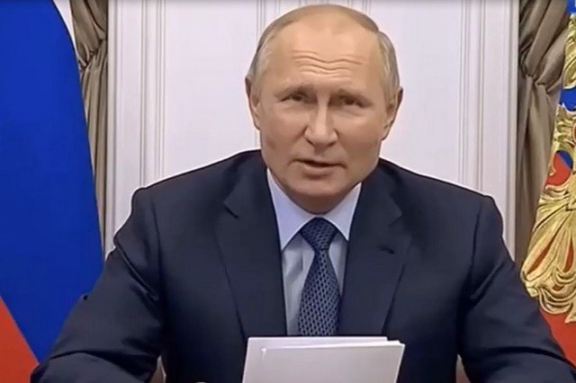 Владимир Путин сделал замечание чиновникам из Усолья-Сибирского, снявшим шапки