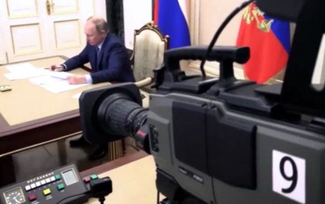 Репортаж о том, как Владимир Путин поймал карандаш, падающий со стола