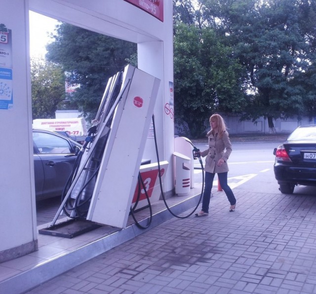 Россияне стали отказываться от поездок на машине из-за роста цен на бензин