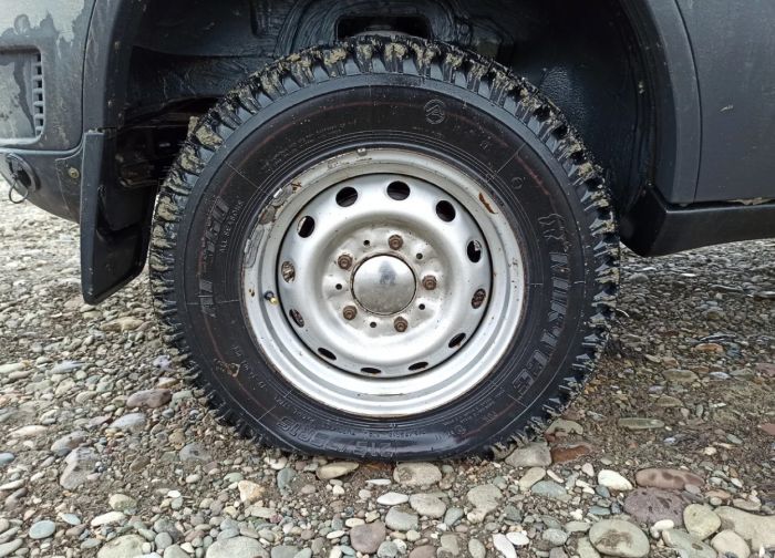 Как накачать спущенное автомобильное колесо без насоса