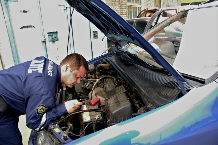 Инспектор ДПС просит открыть капот: открывать?