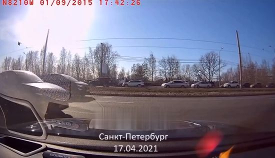 Водителю BMW не понравилось, как выехал на дорогу водитель Kia, и он решил его проучить