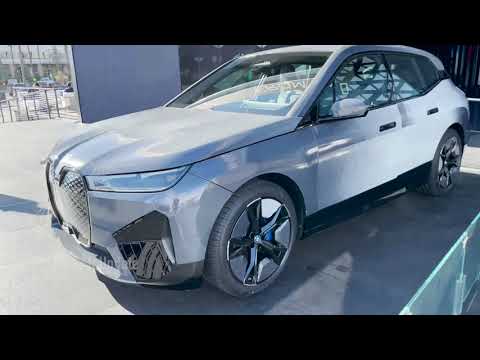 BMW iX с меняющим цвет кузовом