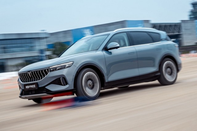 Мощные китайские электрокроссоверы Voyah Free начнут выпускать в России