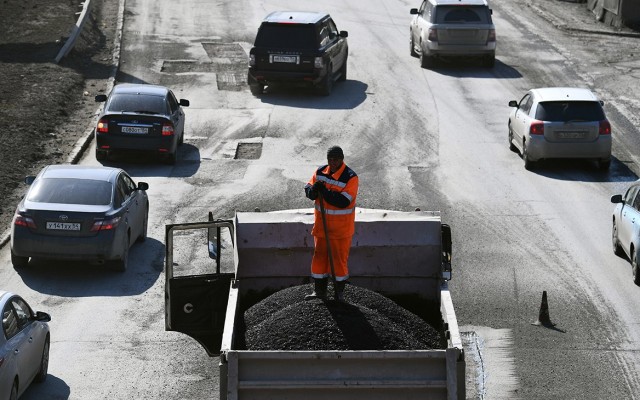 Путин потребовал за пять лет привести в порядок российские дороги.