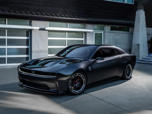 Dodge показала электромобиль Charger. У него громкий декоративный выхлоп и коробка передач
