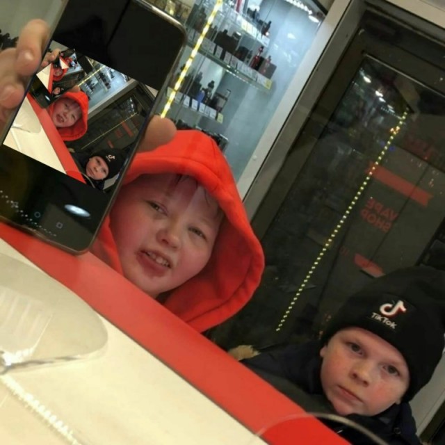 Минпросвещения запретило использование телефонов на уроках в школах