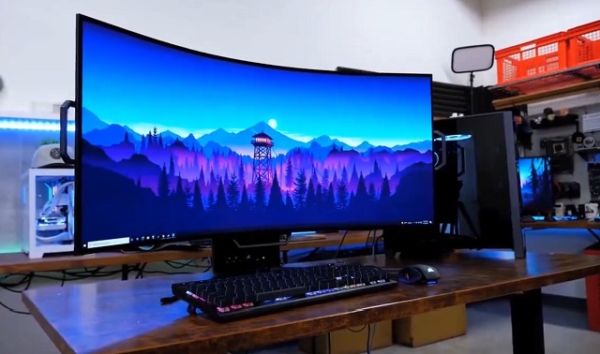 Компания Corsair показала первый монитор со сгибаемым дисплеем