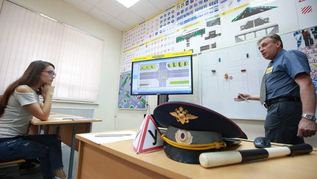 К концу года большей части автошкол в России придется закрыться