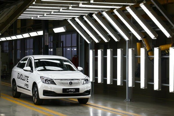 «Машина на 98% китайская». В России начались продажи «отечественных» электрокаров