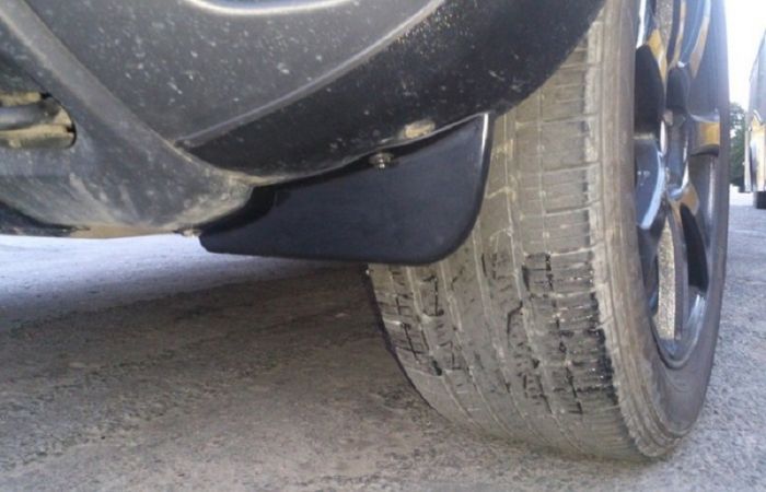 Передний брызговик на автомобиле совсем и не брызговик
