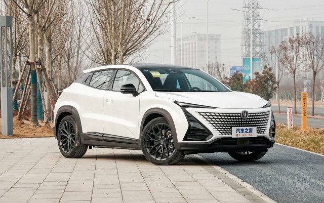 В России начались продажи нового кроссовера Changan.