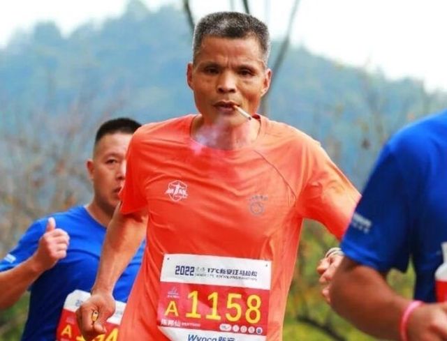Дядя Чен против ЗОЖ: китайский бегун пробежал марафон, куря сигареты по пути