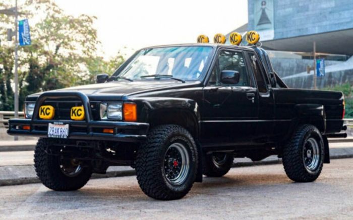 Черный пикап из «Назад в будущее»