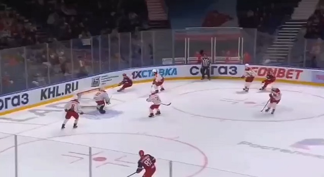 Хоккеист случайно попал в арбитра, у которого внезапно включился микрофон на всю арену