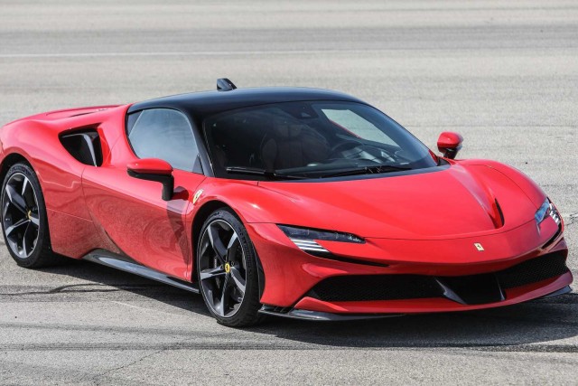 Ferrari успешно закончила 2022 год и решила выплатить своим рабочим огромные премии