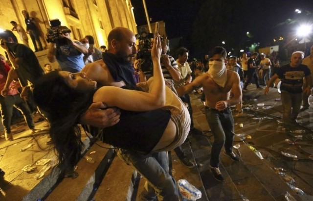 В Грузии начались боестолкновения на улицах!
