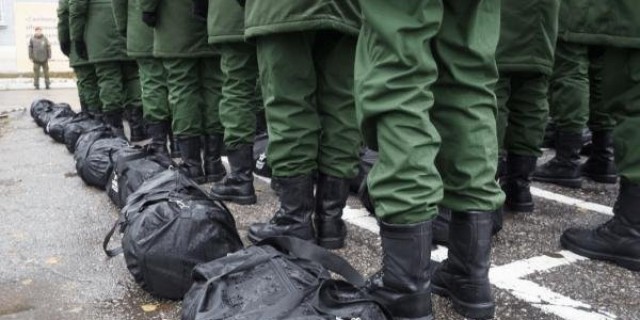 В Госдуму внесли проект о поэтапном повышении призывного возраста срочной службы с 18-27 до 21-30 лет