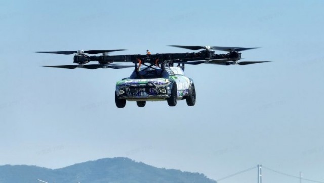 Сел и полетел! Китайцы показали первый автомобиль-квадрокоптер XPeng в действии