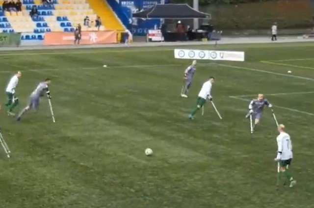 Польский футболист с ампутированной ногой Марцин Олекси получил премию Пушкаша за лучший гол года