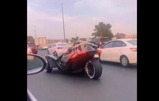 Эффектный аппарат на дороге