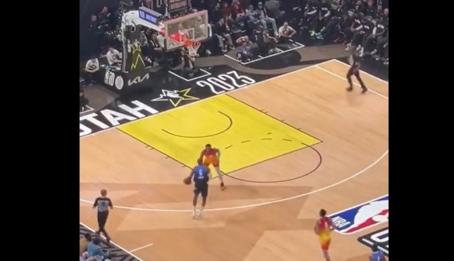 Великий Леброн Джеймс раздает стиля