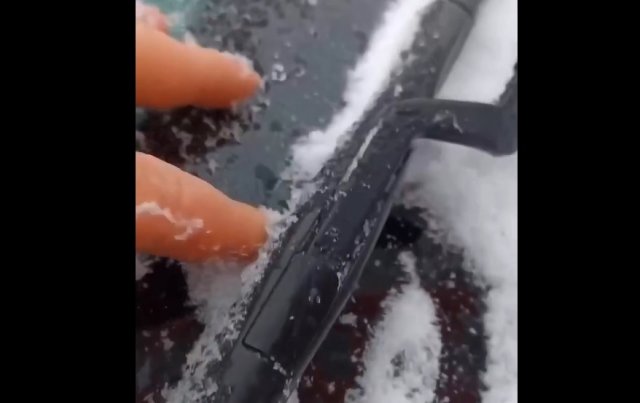 Автомобильный лайфхак, как быстро разморозить стекла