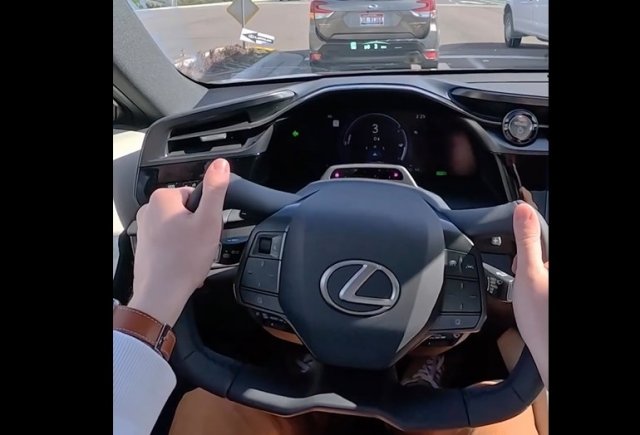 Особый руль на Lexus, с которым поворачивать стало слишком быстро