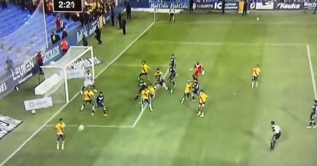 Вратарю надоело ждать, когда его команда забьет гол