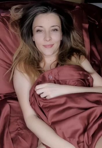 Подмигнула