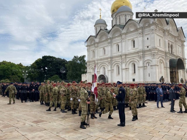 В Кремле сейчас очень много военных, сообщают журналисты РИА. Путин выступает на крыльце Грановитой палаты
