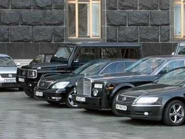 В Госдуме предложили распродать иномарки чиновников на аукционе