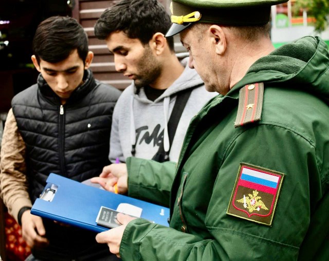 В Перми сотрудники военкомата вручили уличным торговцам повестки