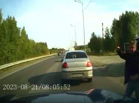 Настойчивый внедорожник и принципиальный регистратор