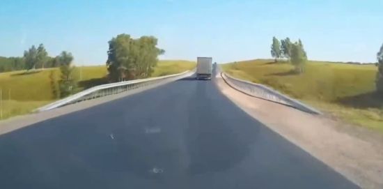 Классика смертельных маневров - двойной обгон в гору