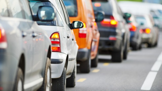 В Госдуме призвали значительно ужесточить наказание за объезд пробок по обочинам