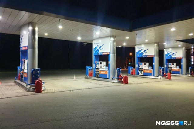 «Вообще никакого топлива нет»: на заправках «Газпромнефти» в Омске пропали бензин и солярка