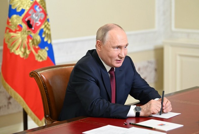 Путин потребовал разобраться с ценами на топливо