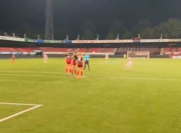 Гол дня: во время штрафного мяч попал в перекладину, отлетел вверх, а затем закрутился в ворота